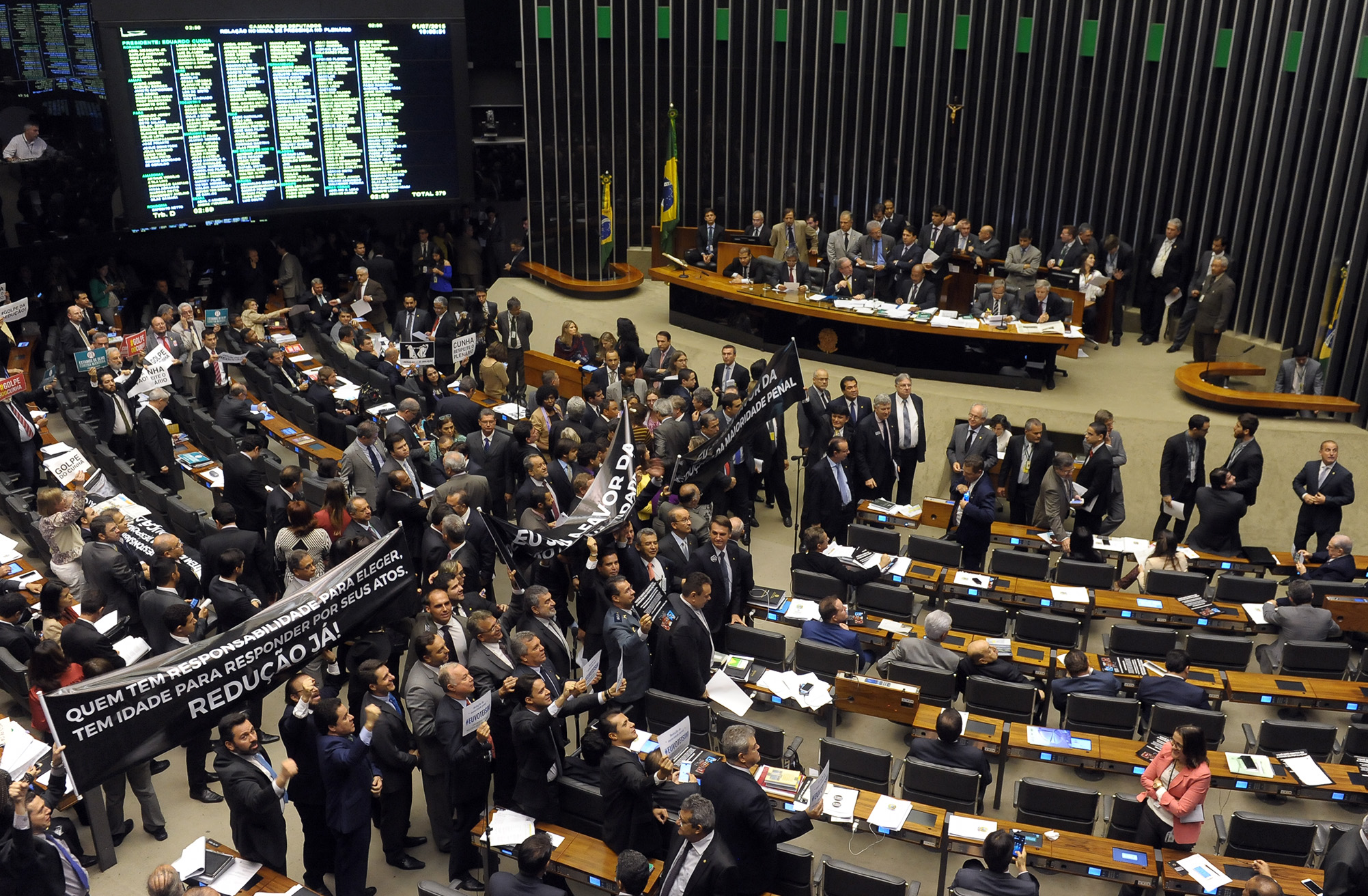 Câmara aprova perdão a banqueiros infratores – Rodrigo Avila