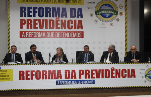 Em seminário na Câmara, Fattorelli defende a previdência pública e solidária Em seminário na Câmara, Fattorelli defende a previdência pública e solidária