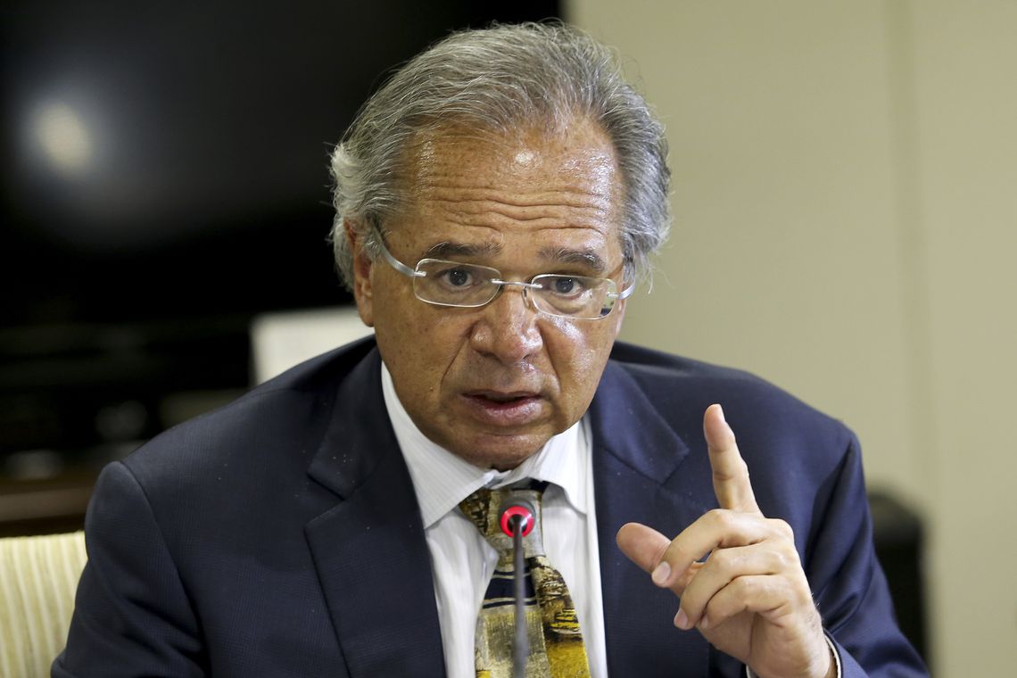 Paulo Guedes declara que R$ 1 trilhão de “economia” com a PEC 6 irá para os bancos