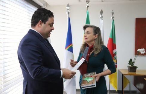Presidente da OAB, dr. Felipe Santa Cruz, recebe Fattorelli Presidente da OAB, dr. Felipe Santa Cruz, recebe Fattorelli