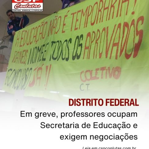 Em greve, professores ocupam Secretaria de Educação e exigem negociação no DF