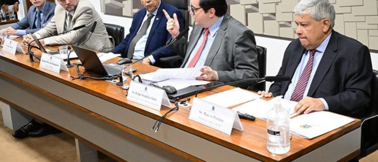 Fattorelli para o Extraclasse: Projeto que limita dívida pública livra Bolsa-Banqueiro e turbina o Arcabouço Fiscal