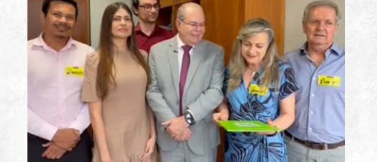 Deputado Hildo Rocha ao receber certificado da ACD: quem paga a dívida é o povo brasileiro