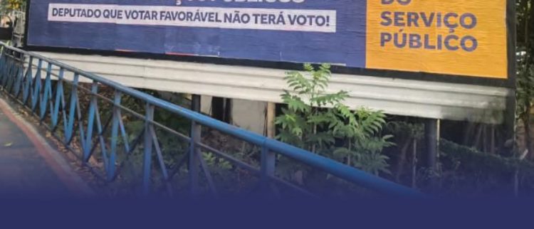 Em São Paulo, frente parlamentar espalha outdoors contra Reforma Administrativa