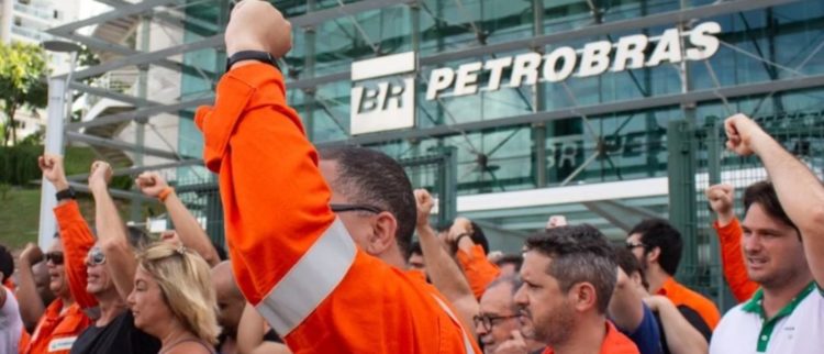 Petroleiros entram em greve por melhores condições e contra modelo atual da Petrobrás