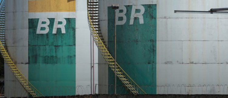 Brasil privatizou refinarias e postos para pagar “Dívida Pública”, agora não consegue segurar o preço dos combustíveis
