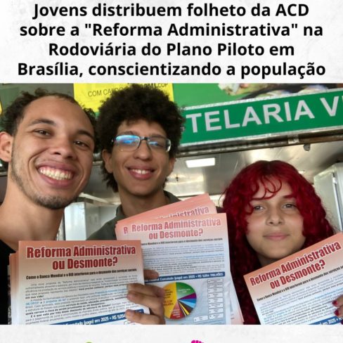 Jovens distribuem folheto da ACD sobre a “Reforma Administrativa” na Rodoviária do Plano Piloto em Brasília, conscientizando a população