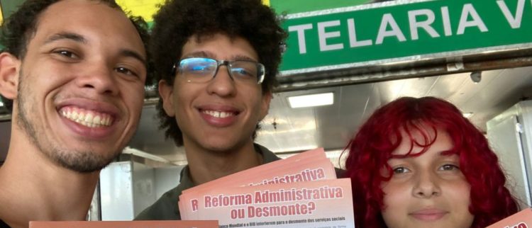 Jovens distribuem folheto da ACD sobre a “Reforma Administrativa” na Rodoviária do Plano Piloto em Brasília, conscientizando a população